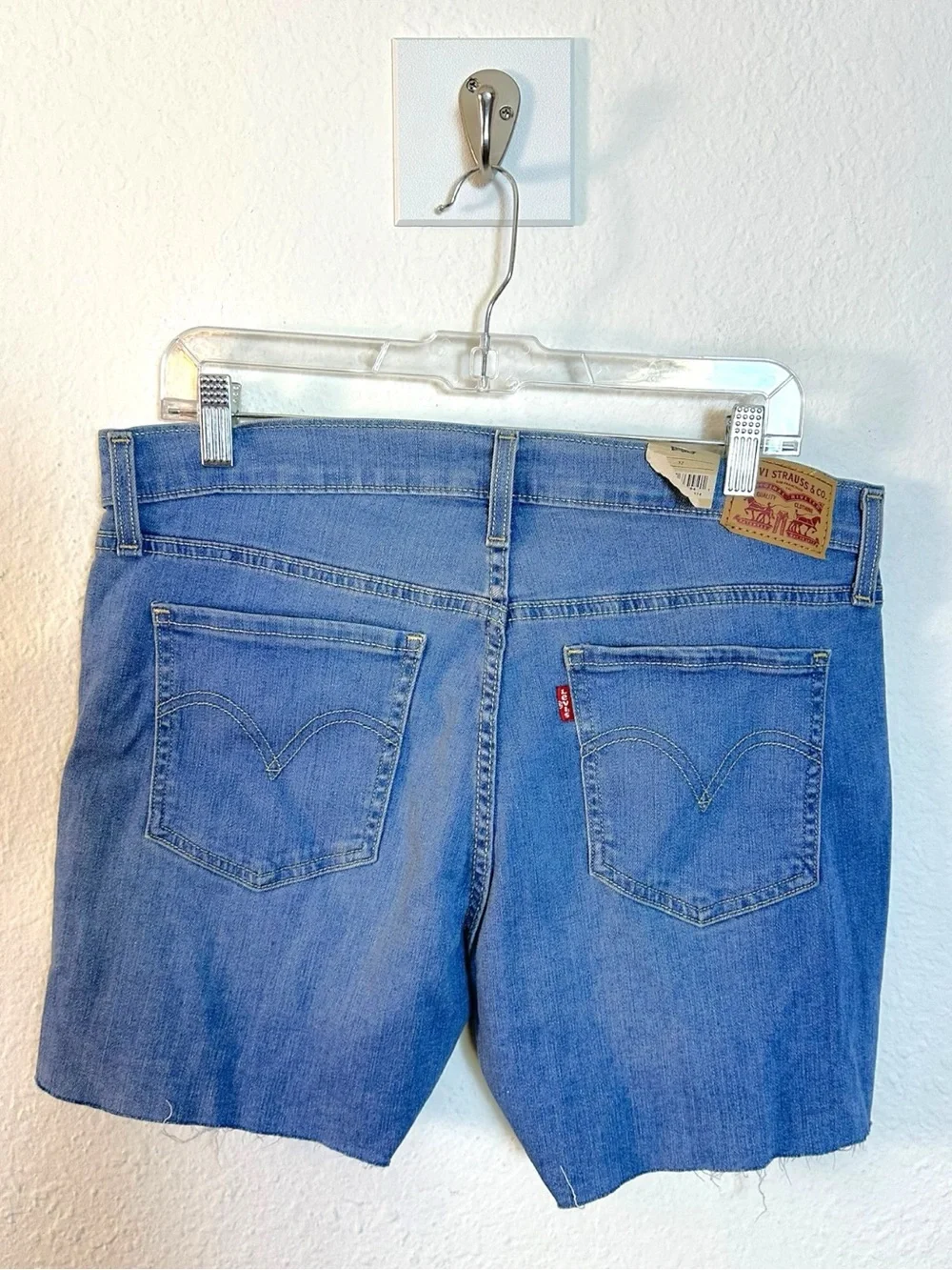 Levi’s Mid Length Shorts I'm Just A Fan Medium Wash Size 32 NWT Stretch Denim